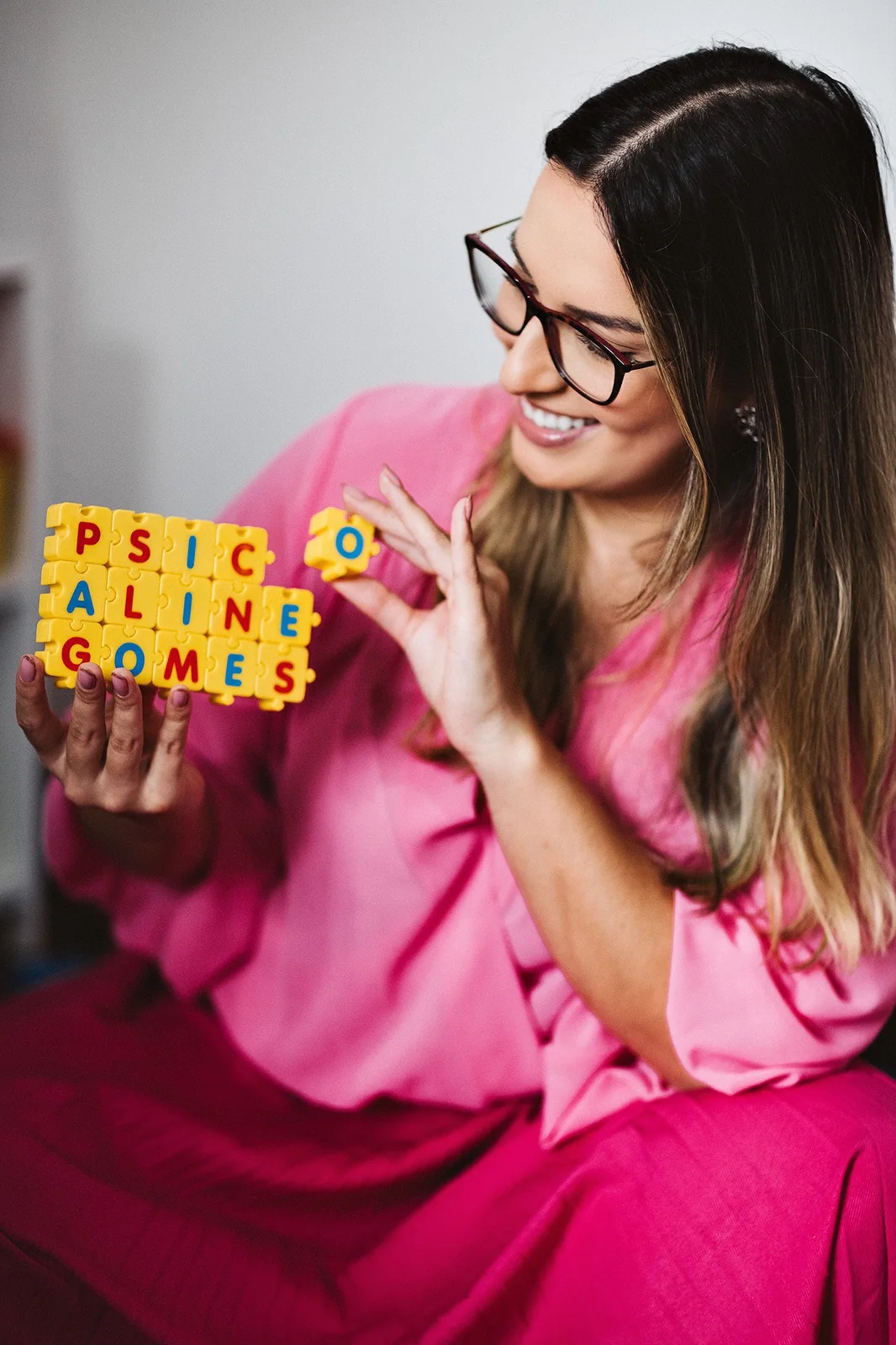 Aline Gomes com recurso lúdico de letras